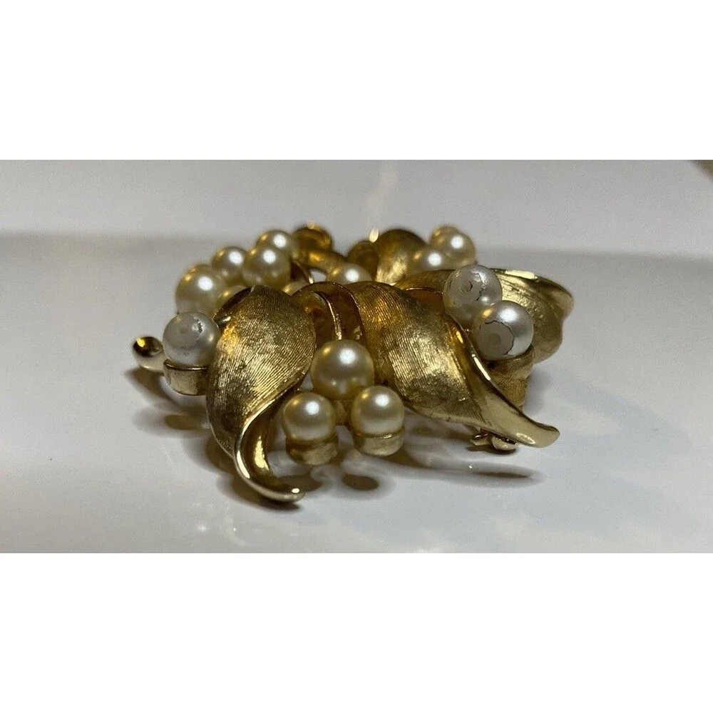 Vintage Signed CORO Goldtone Leaf Brooch with Faux Pearls